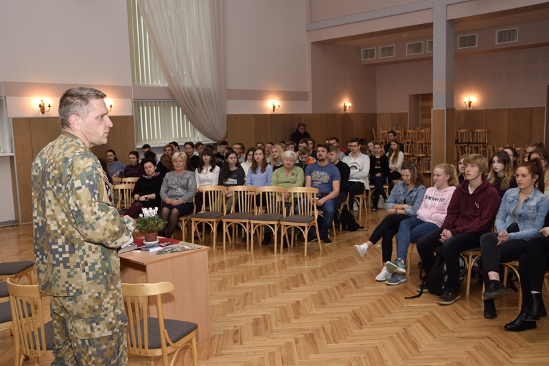 Ģimnāzisti Bauskā patriotu nedēļā gūst zināšanas valsts aizsardzībā