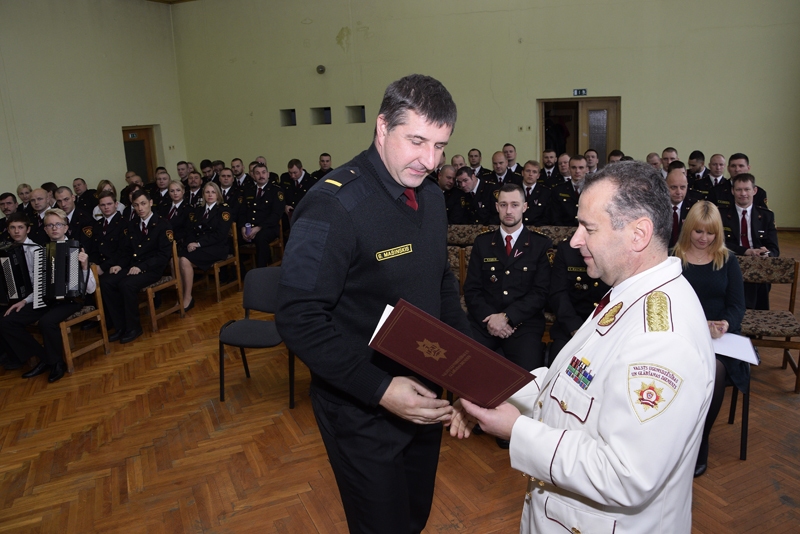 Apbalvo labākos ugunsdzēsējus