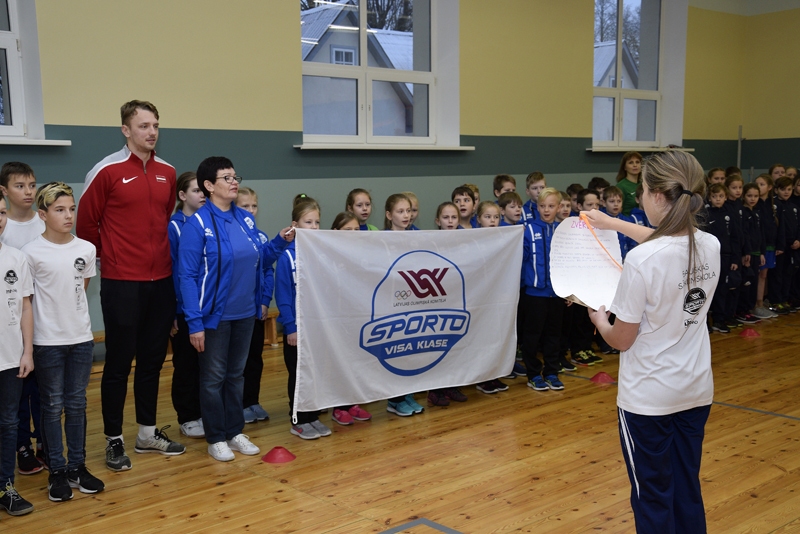 Bauskas sākumskola projektā «Sporto visa klase» sadarbojas ar vieglatlētu Jāni Baltušu