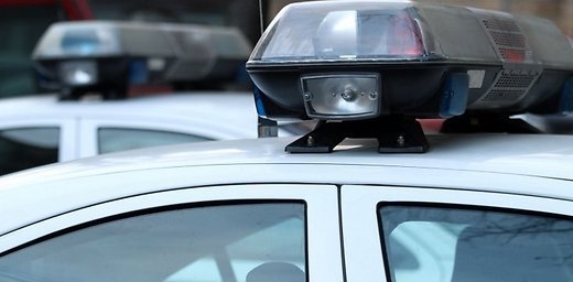 Ar ekskavatoru uzbrauc vieglajai automašīnai