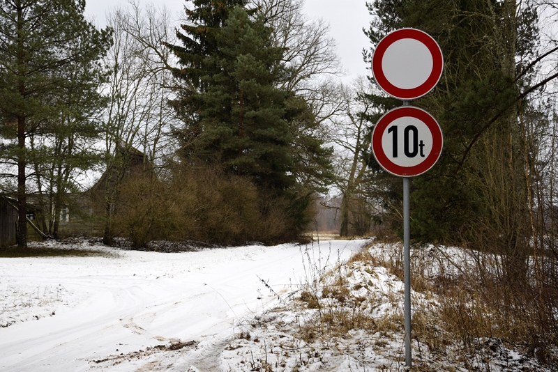 Plūdu dēļ slēdz divu kilometru garu ceļa posmu Iecava-Lambārte