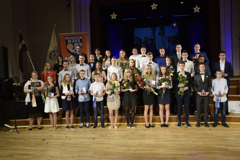 Sumina novadu jaunos sportistus