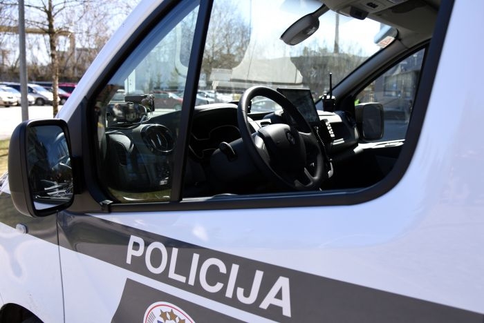 Sadursmē Iecavā bojāti automobiļi