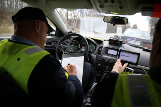 Šoferis samelo policistiem