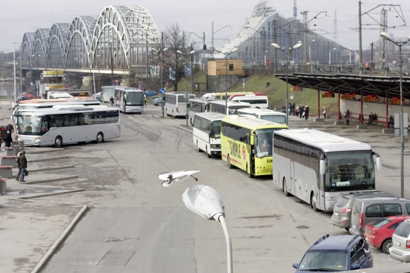 Kompensēs zaudējumus tiem, kuri evakuācijas laikā nokavēja autobusu