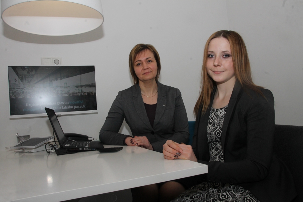 Ģimnāziste «ēno» bankas darbinieci