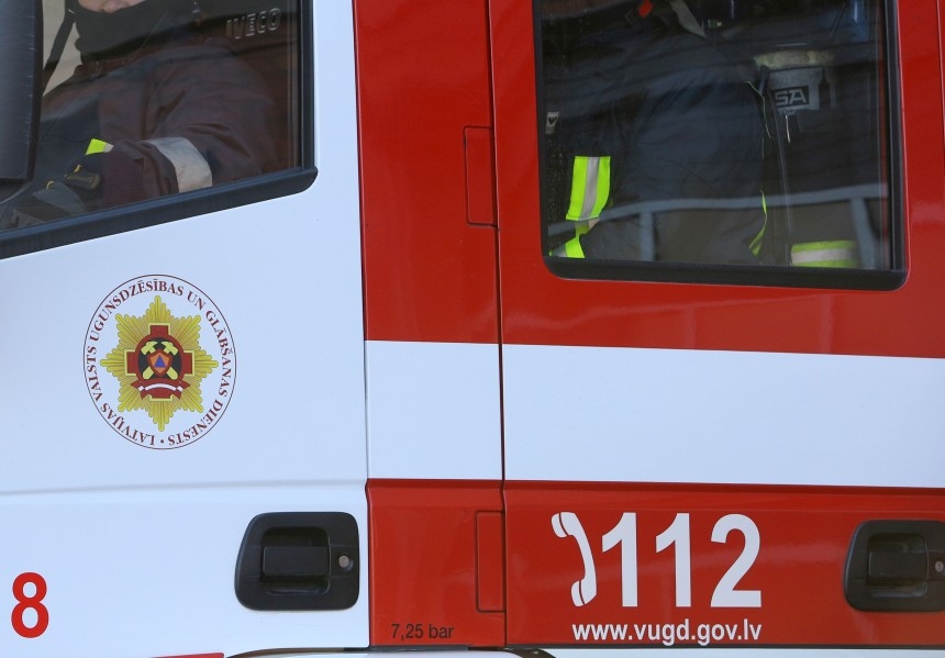 Bauskā aizdegusies pie plīts atstāta malka