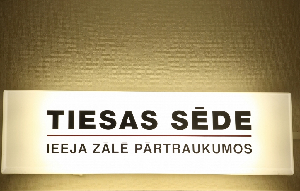 Tiesai Bauskā nodod krimināllietu pret balles apmeklētāju par iesišanu policistam