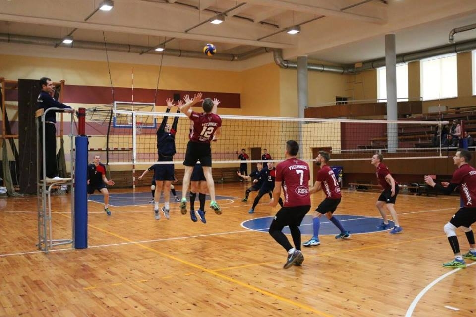 Vecumnieku volejbolisti piekāpjas Cēsu vienībai