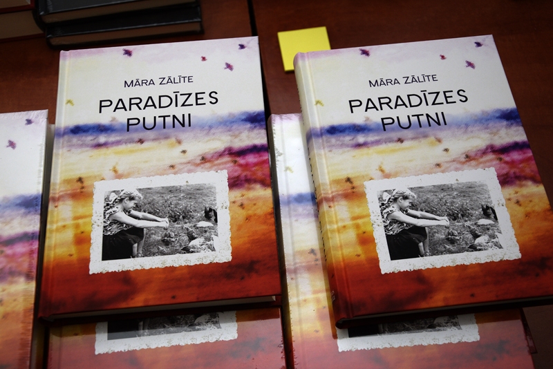 FOTO: Māra Zālīte iepazīstina ar savu prozas grāmatu «Paradīzes putni»