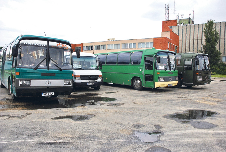 Bauskā piketēs autobusu šoferi