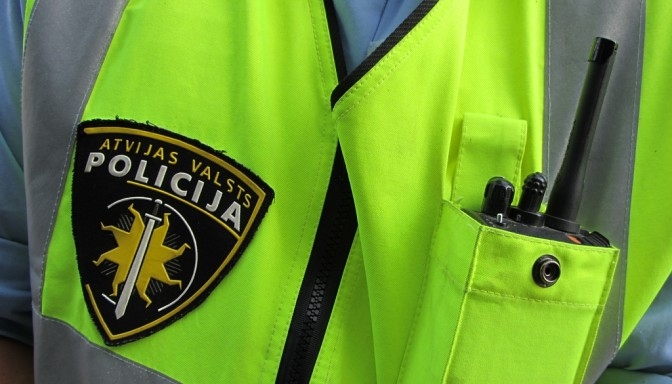 Brunavā dzērājšofera un ātruma pārkāpēja apturēšanai policisti sašauj riepas
