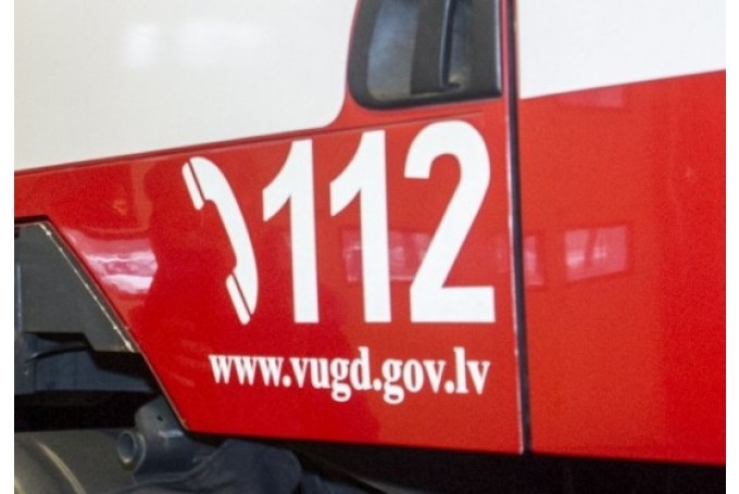 Glābēji noceļ metāla konstrukciju, kas apdraud iedzīvotājus