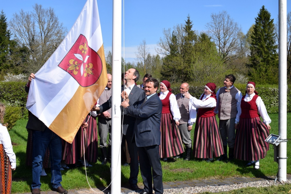 Pie domes ēkas Vecumniekos plīvo novada karogs