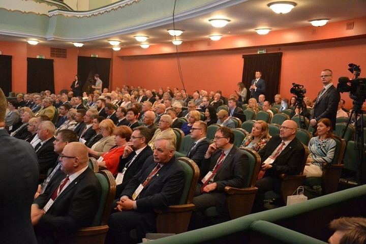 Pašvaldību kongresā vienbalsīgi pieņem rezolūciju par normatīvisma mazināšanu Latvijā