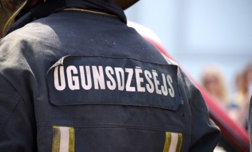 Ozolainē ugunsdzēsēji izglābj dzīvojamo māju