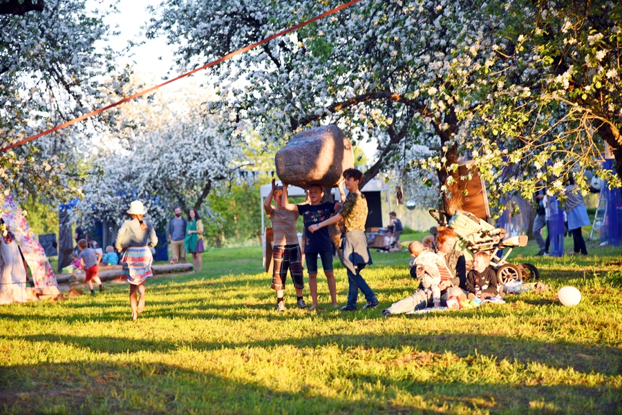 Festivāls uz laukiem atvilina rīdziniekus