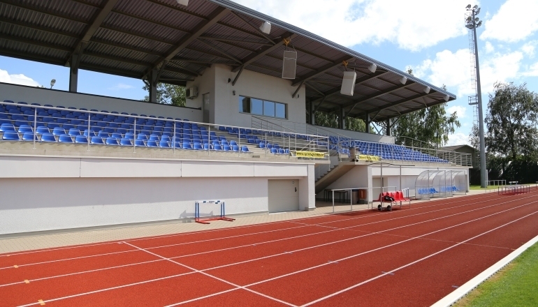 Atklās par 477 655 eiro izbūvētos Iecavas stadiona laukumus