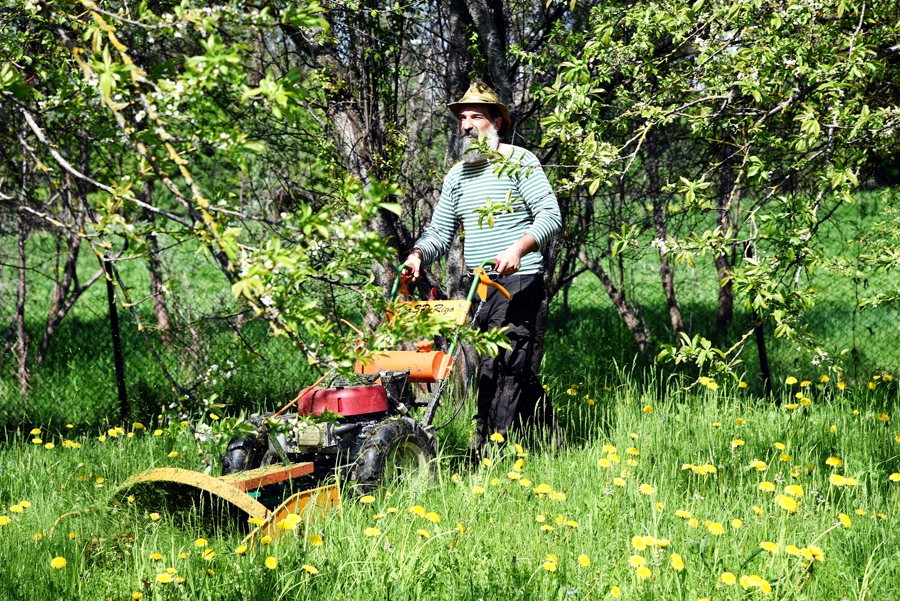 Ar vieglo auto pārvadājams traktors
