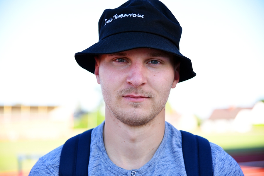 Dzīvē seko futbolam