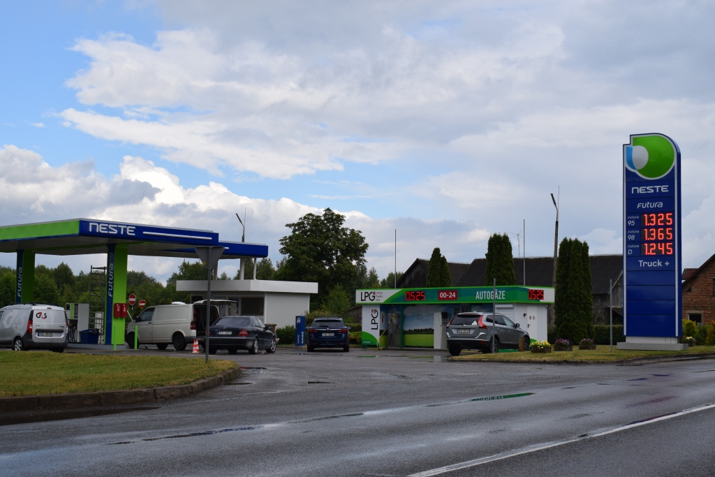 Vecumniekos cenšas apzagt benzīntanku