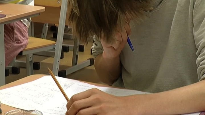 251 vidusskolēnam valsts eksāmens latviešu valodā un matemātikā izrādījies neizpildāms