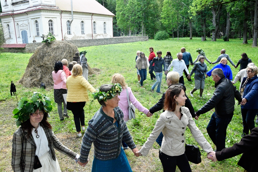 Satiekas ļaudis, kam Mēmeles  krastā šūpulis kārts