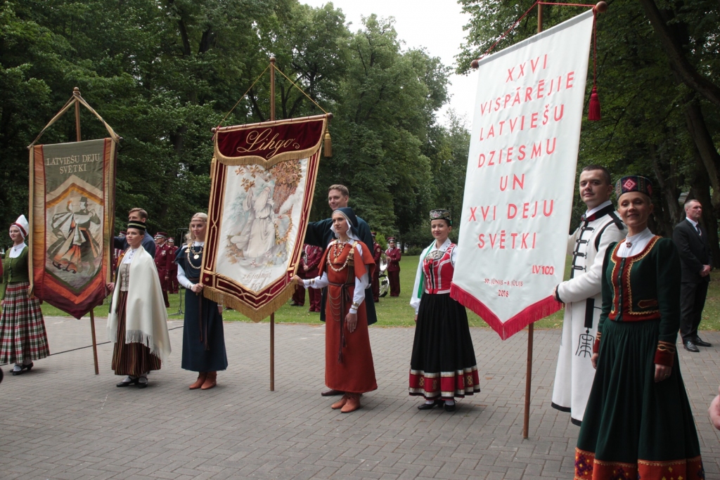 FOTO: Ar virsdiriģentu un virsvadītāju godināšanu oficiāli atklāj Dziesmu svētkus