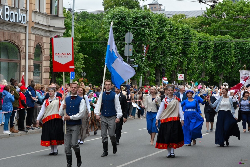 FOTO: Mūspuses kolektīvi krāšņi sevi parāda svētku gājienā