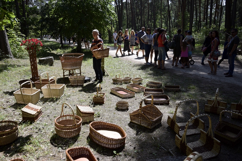 FOTO: Dziesmu svētku Folkloras dienā precībās satiekas bārbelieši, svitenieki, vecsaulieši