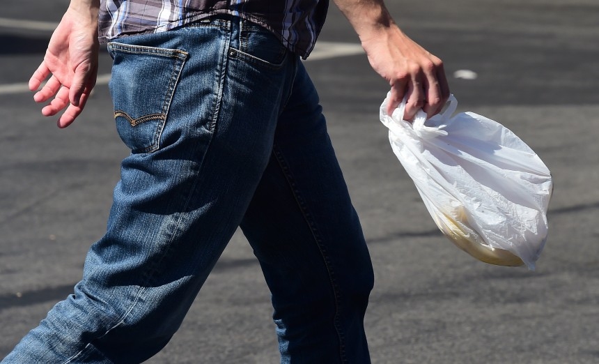 No nākamā gada veikalos vairs nebūs pieejami bezmaksas plastmasas maisiņi