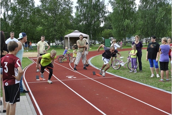 Aicina uz sporta spēlēm Rundālē