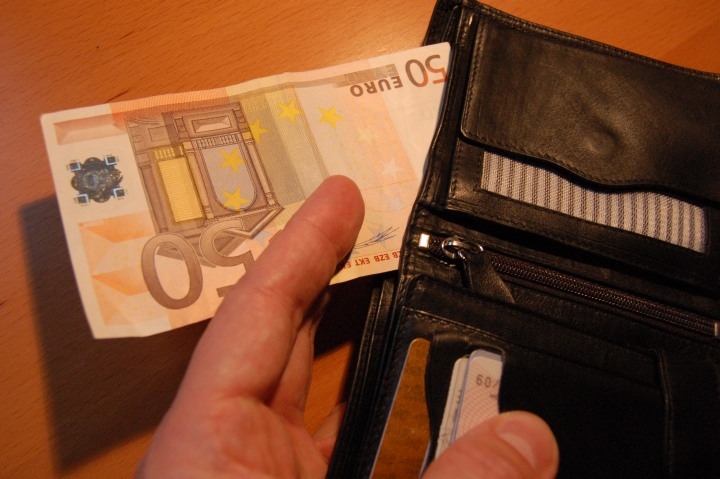 Algu pēc nodokļiem līdz 450 eiro otrajā ceturksnī Latvijā saņēma 30,6% strādājošo
