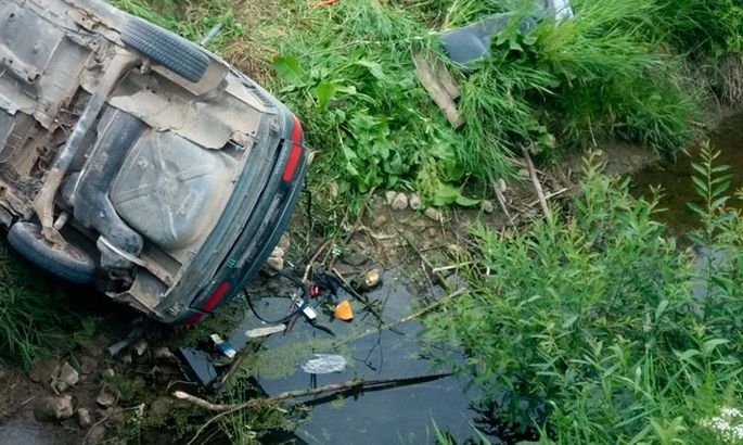 Vecumniekos pēc auto iebraukšanas grāvī mirst vīrietis