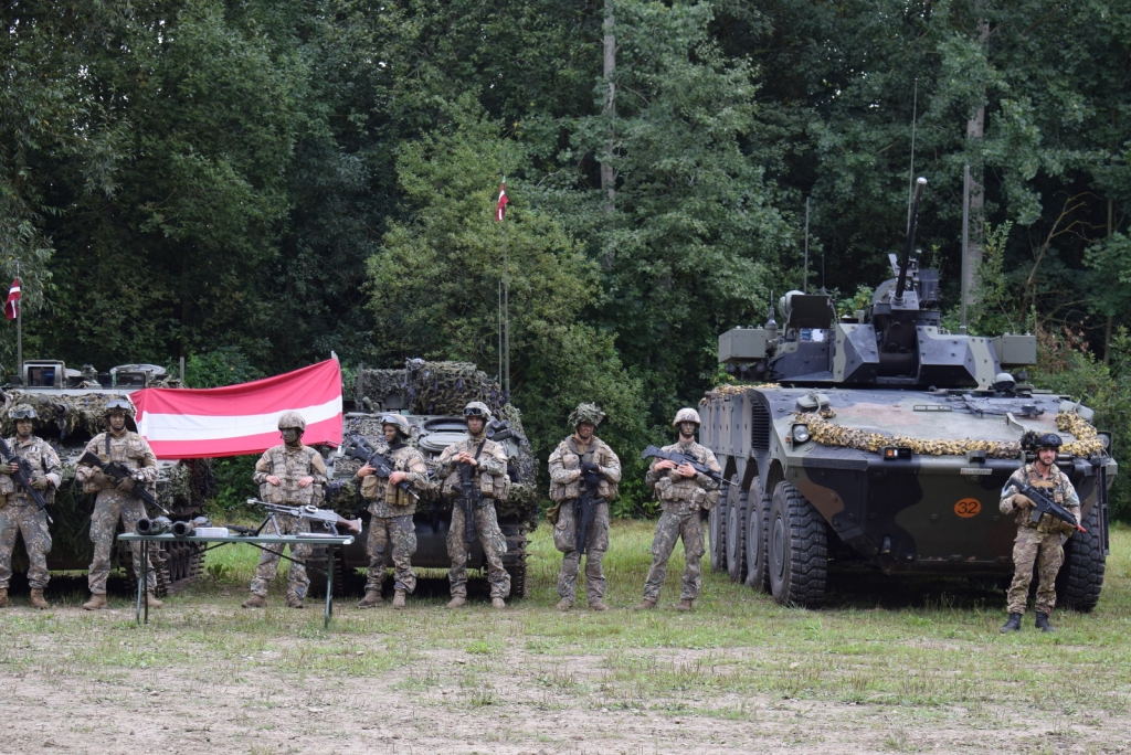 FOTO: Militārās tehnikas izstāde Vecumniekos