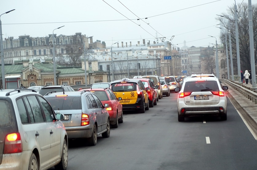 Raidījums: Rīgā top plāns par iebraukšanas maksas ieviešanu centrā