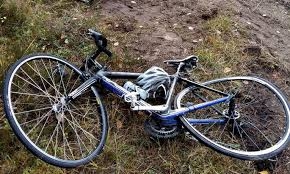 Iecavas novadā auto notriec velosipēdistu