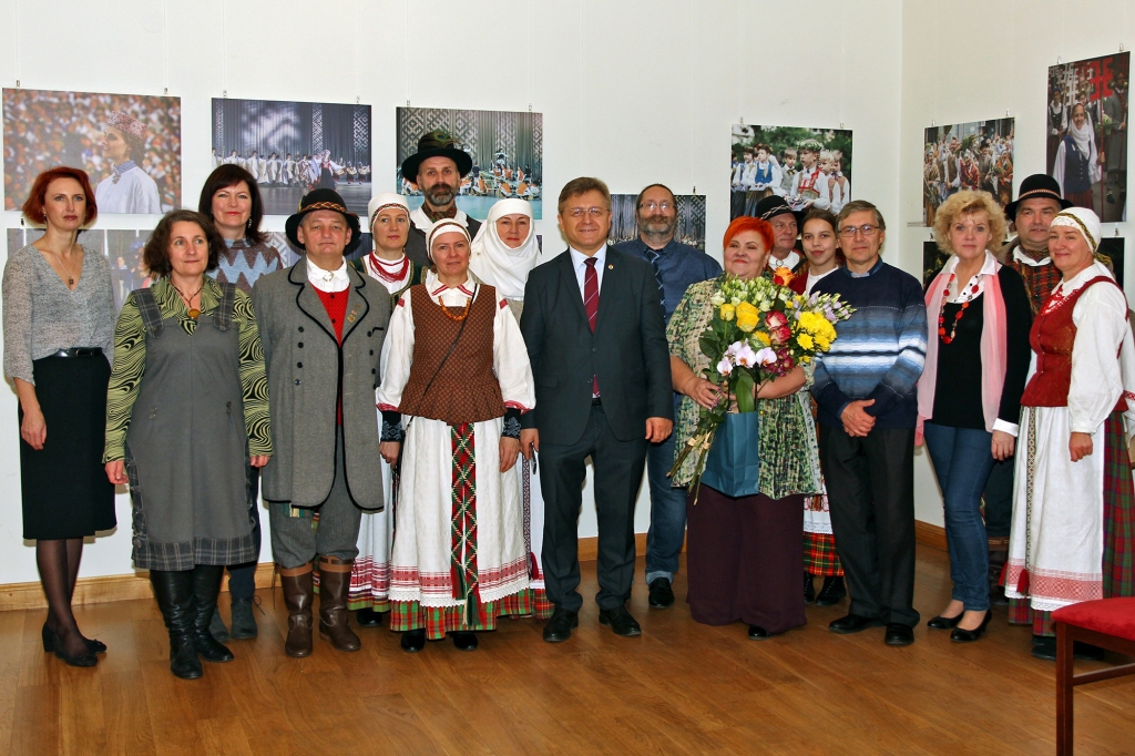 FOTO: Bauskai tuvajā Biržu pilī atver izstādi «100 mirkļi Latvijā»