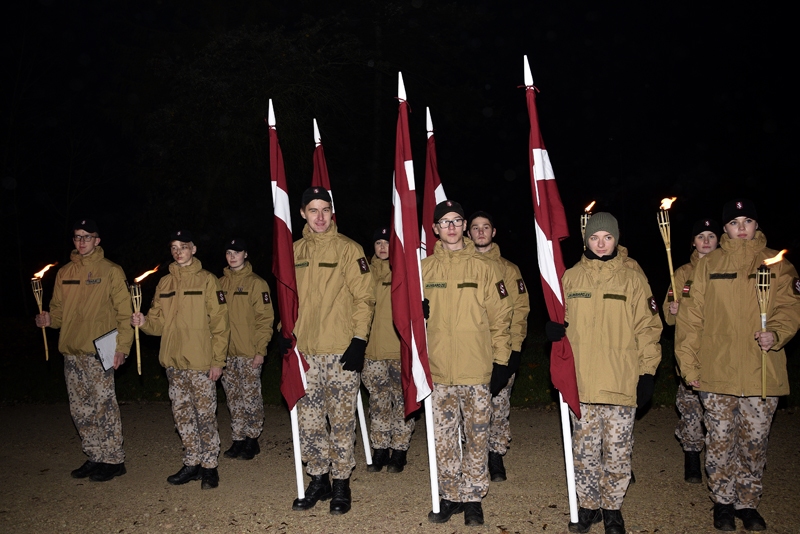 FOTO: Svinīgi atklāj Garozas muižas parku