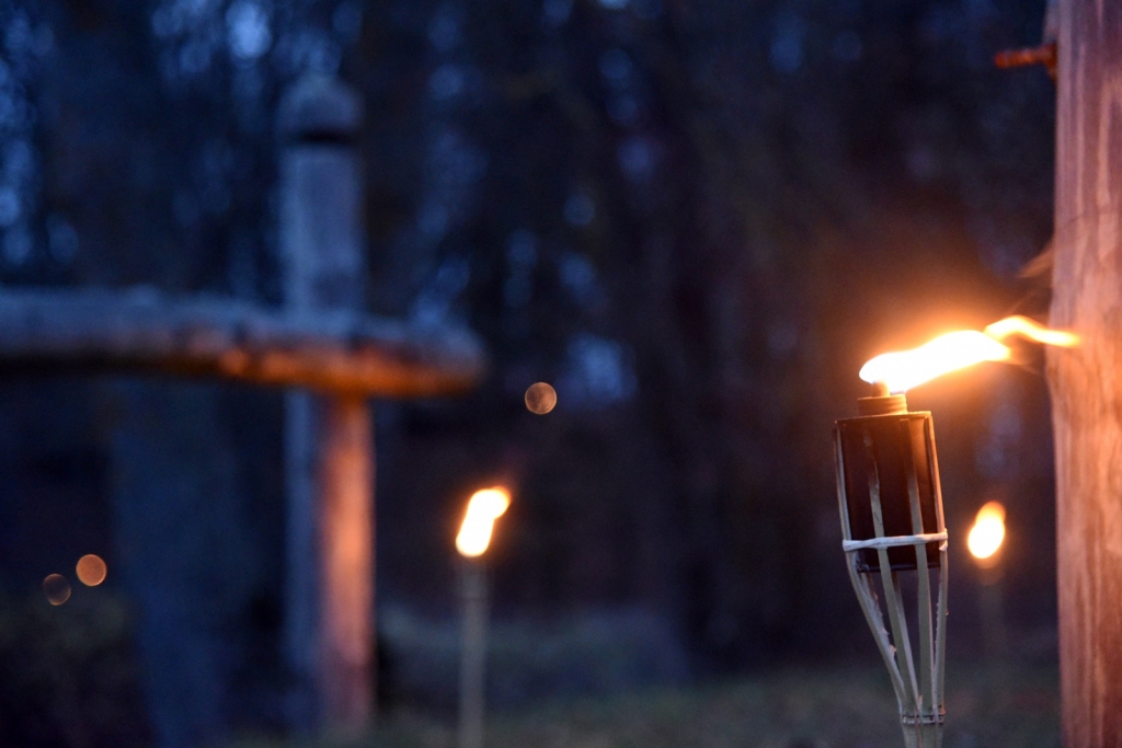 FOTO: Mežotnes pilskalnā, sagaidot saullēktu, ieskandina Latvijas simtgadi