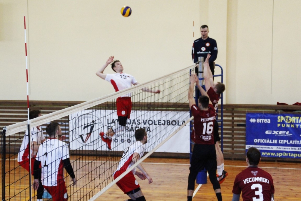 Vecumnieku volejbolisti pārspēj «Aizputi»