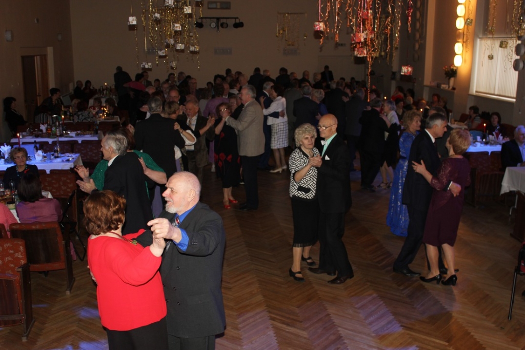 Vecumniekos aicina uz zaļumballi