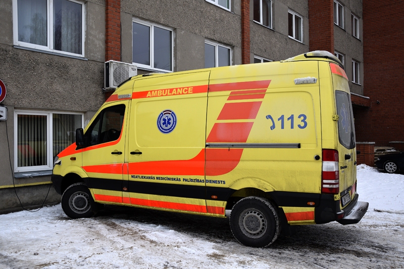 Zēns gūst smadzeņu satricinājumu, vizinoties ar ragaviņām