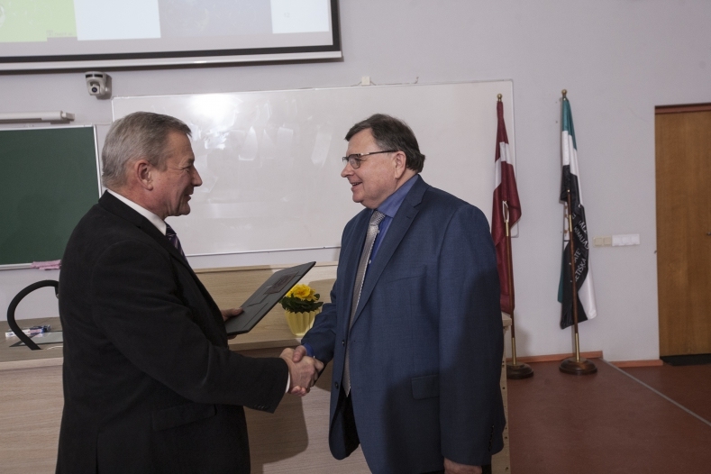 Iecavas vidusskolas ķīmijas skolotājs iegūst RTU apbalvojumu