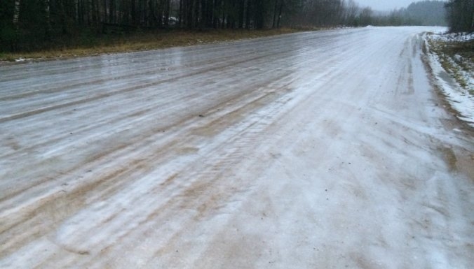 Atkušņa laikā vietējās nozīmes autoceļi var būt īpaši slideni