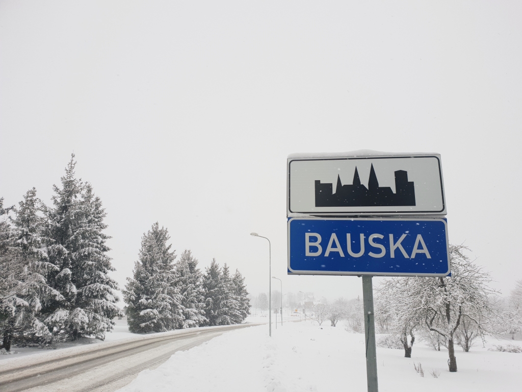 Sniega sega Bauskā kļuvusi par desmit centimetriem biezāka