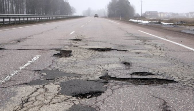 "Latvijas valsts ceļi": Avārijas stāvoklī ir 296 kilometri valsts galveno autoceļu
