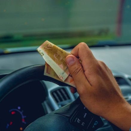 Ar teju 100 km/h braucošs lietuvietis Bauskā mēģina piekukuļot ceļu policiju
