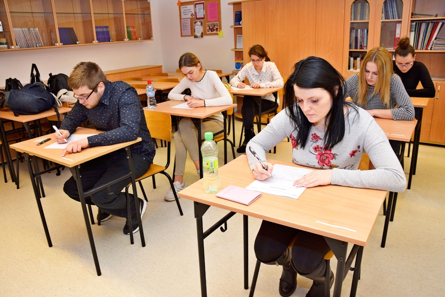 Latvijas vidusskolēni aizvadījuši pirmos eksāmenus