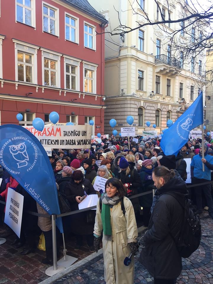 Piketā pie Saeimas aptuveni 2500 pedagogu pieprasīs algu palielinājumu